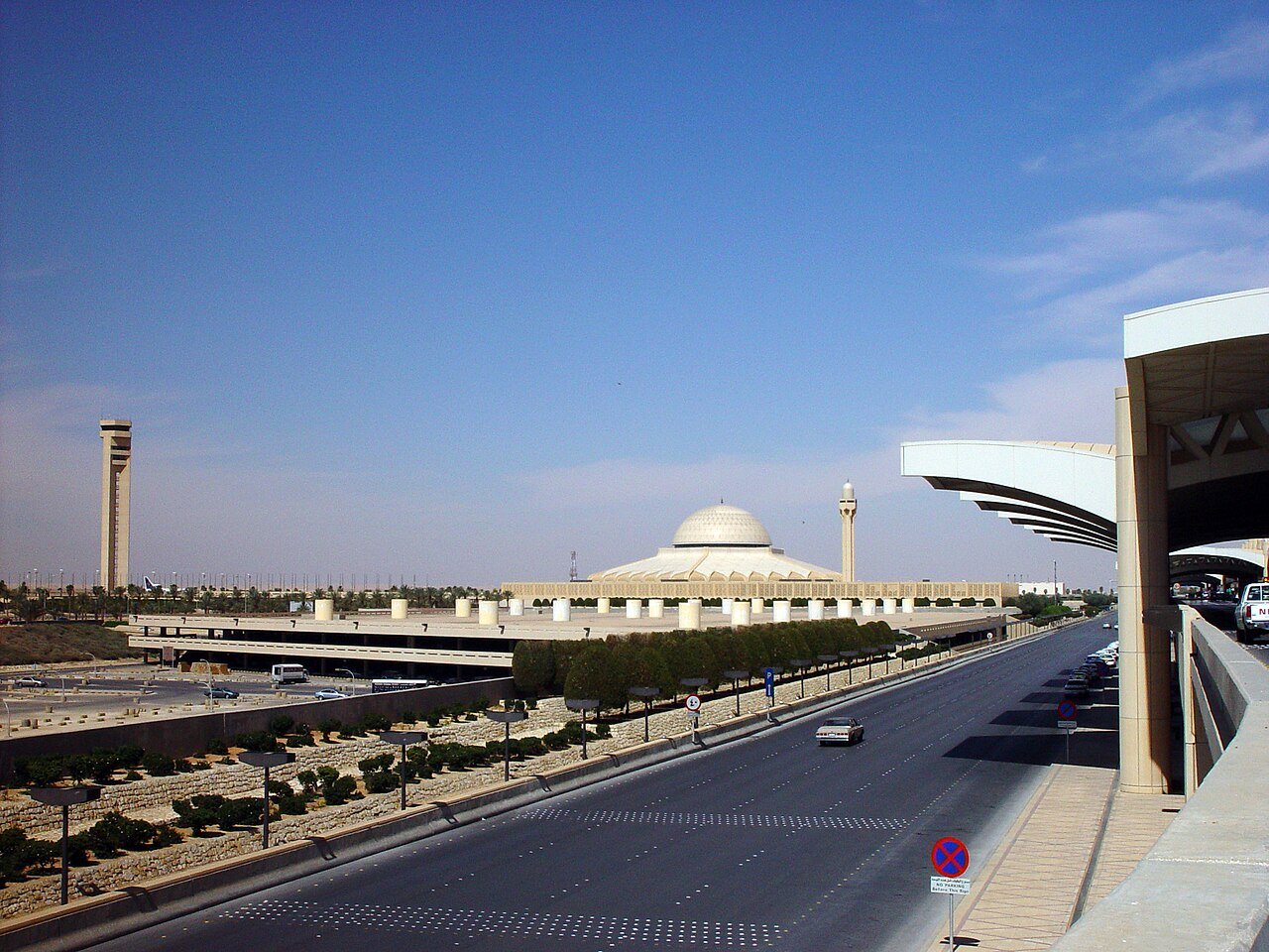 برج المراقبة ومسجد مطار الملك خالد